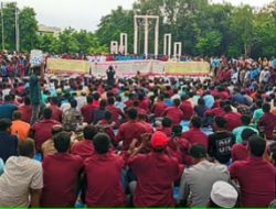 শহীদ মিনারে টানা ১১ দিন পল্লী বিদ্যুৎ সমিতির কর্মীদের অবস্থান কর্মসূচি