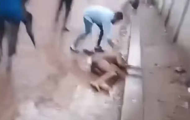গত বুধবার সন্ধ্যায় মিটফোর্ড হাসপাতালের ৩ নম্বর গেটের সামনে রাস্তার ওপর ব্যবসায়ী লাল চাঁদকে নৃশংসভাবে হত্যার ভিডিও ইন্টারনেটে ছড়িয়ে পড়েছে